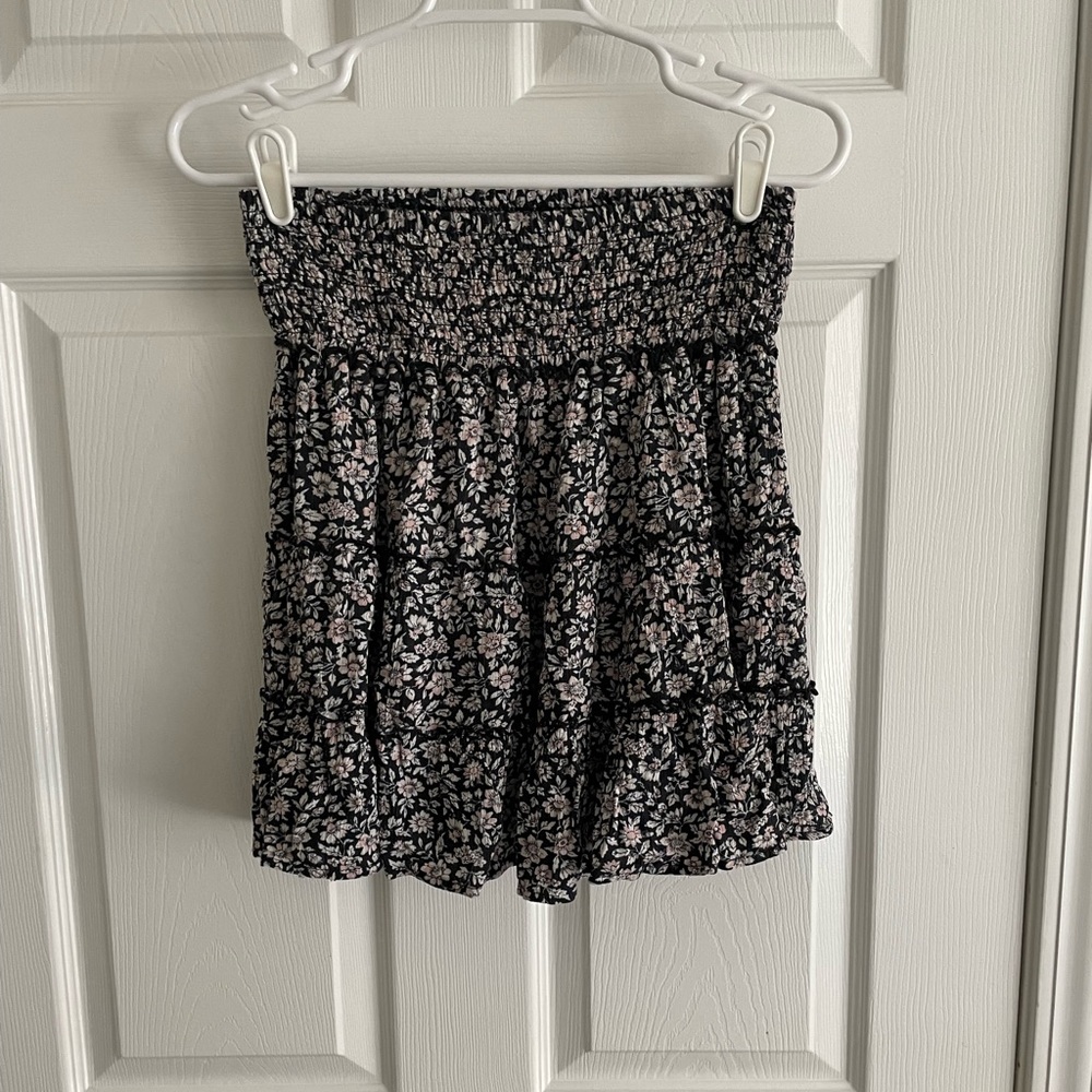 American Eagle made black floral print medium med-length skirt